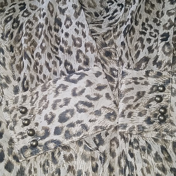 Chaus, 0141, vintage button down Animal Print blouse, elegant,  sz 6 - Picture 9 of 10